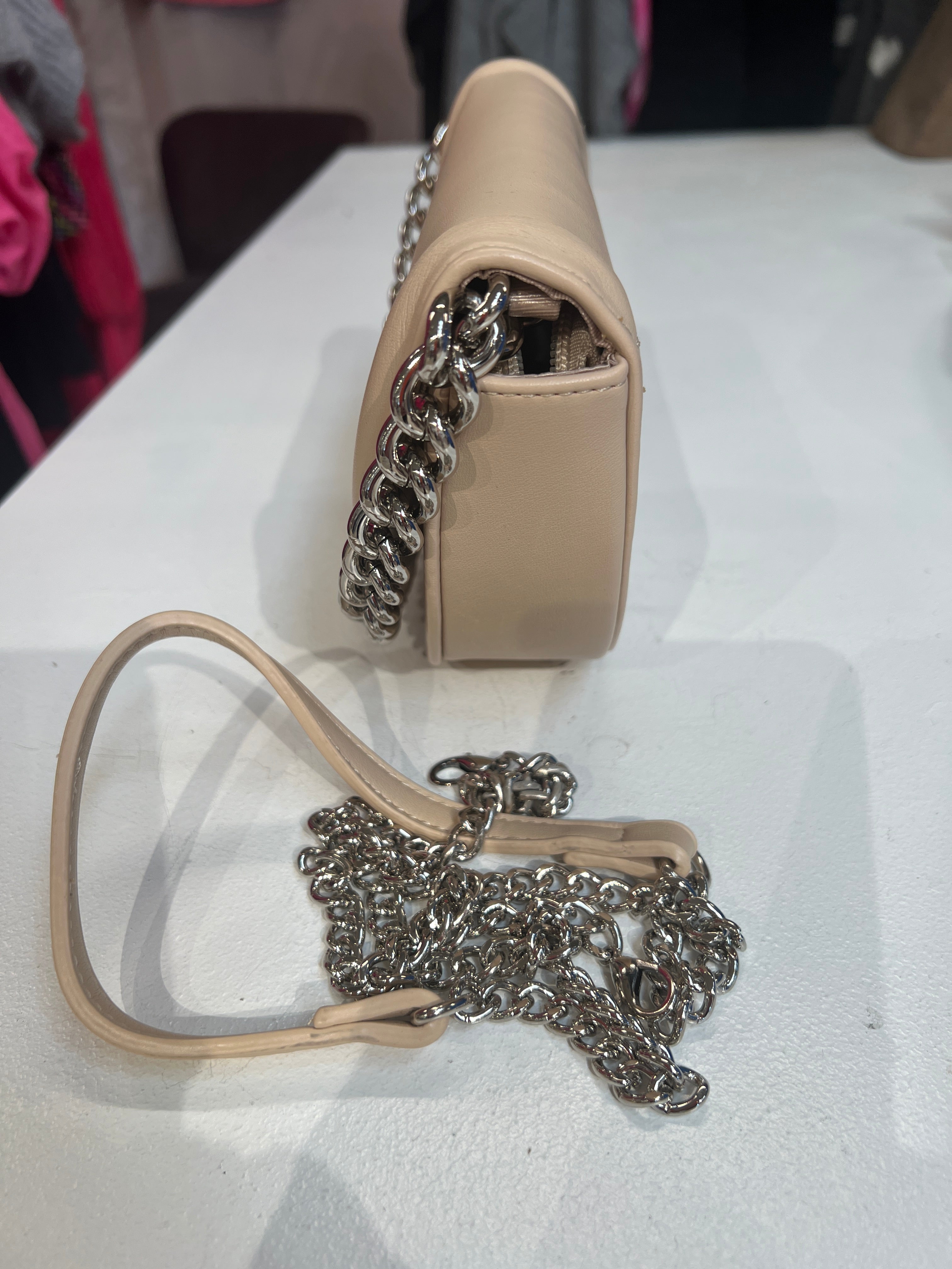 Rose - Liten handväska med stenimitation och silverkedja